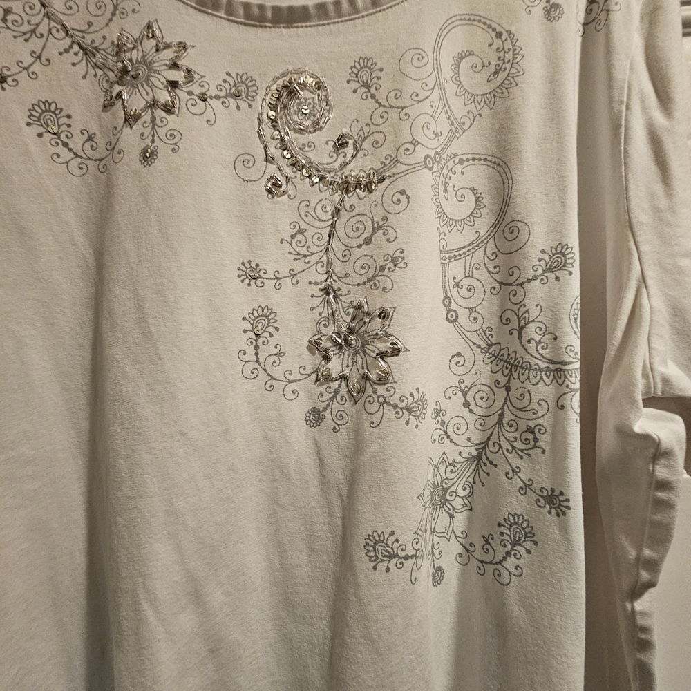 Liz & Me Chic White Embroidered Women's Tee 2X - Picture 3 of 9